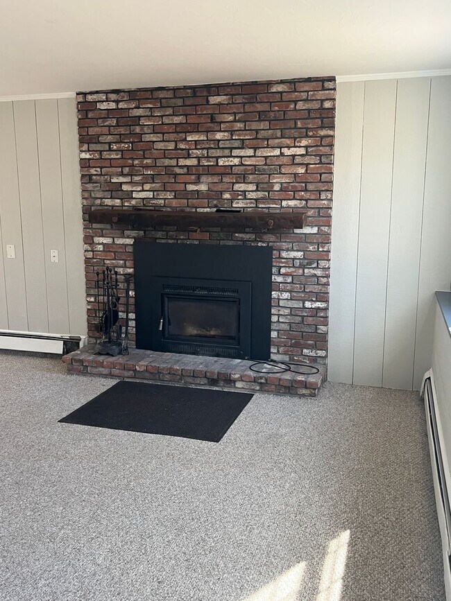 Building Photo - Great 3 Br / 2 Ba Split Level Home in Sandwich