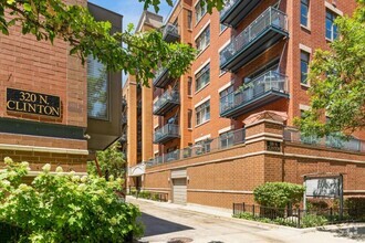 Building Photo - 3 bedroom in Chicago IL 60661