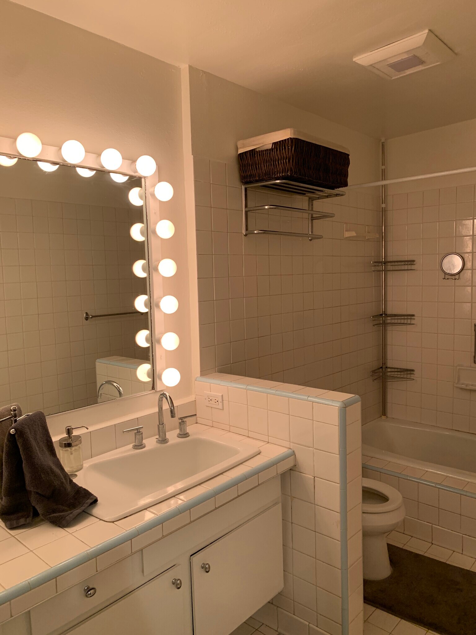 Building Photo - 1230 N Sweetzer Ave