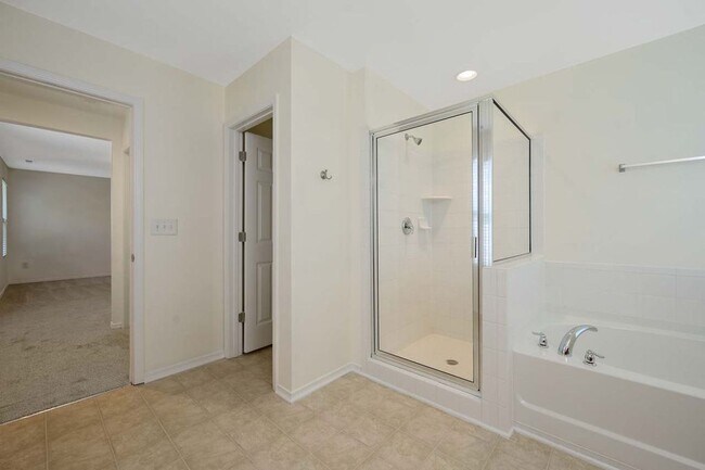 Building Photo - 3 Bedroom Open Concept with Enough Room fo...