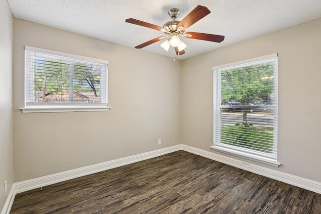 Building Photo - 5900 Gateshead Dr