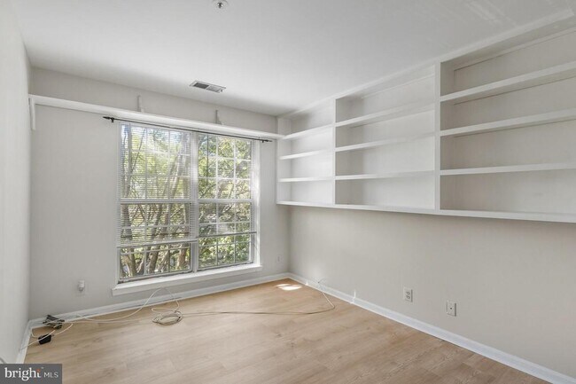 Building Photo - 240 S Reynolds St