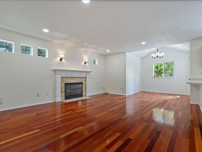 Building Photo - FOR RENT: MRS. CLEAN LIVED HERE! LOVELY HILLSBORO HOME AVAILABLE NOW! 4 BED, 2.5 BATH, 2 CAR GAR,...