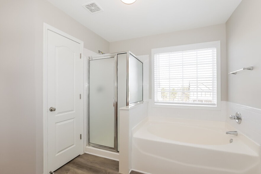 Building Photo - 1230 St James Pl