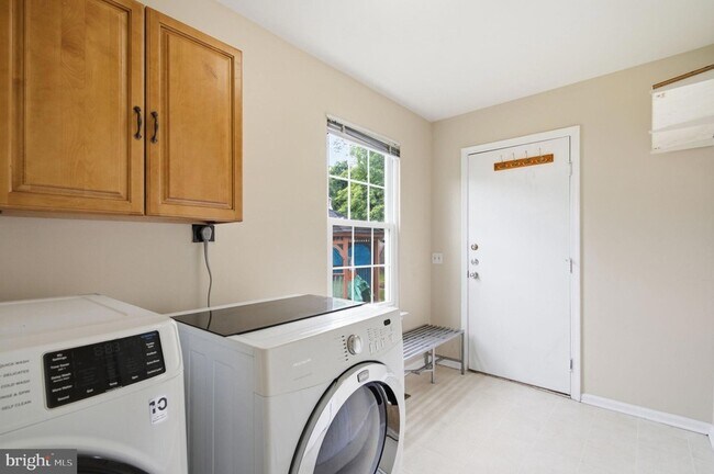 Building Photo - 10205 Balsamwood Dr