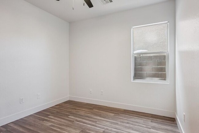 Building Photo - 10614 E Olla Ave