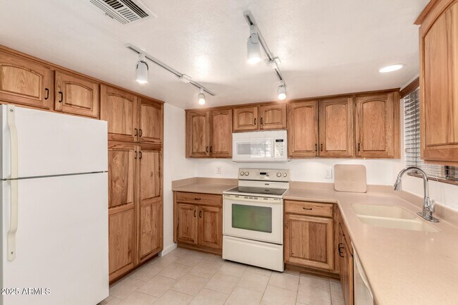 Building Photo - 5603 W Greenbriar Dr