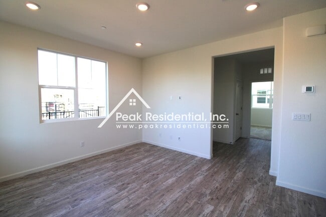 Building Photo - Newer 4bd/3ba Folsom Home with 2 Car Garage