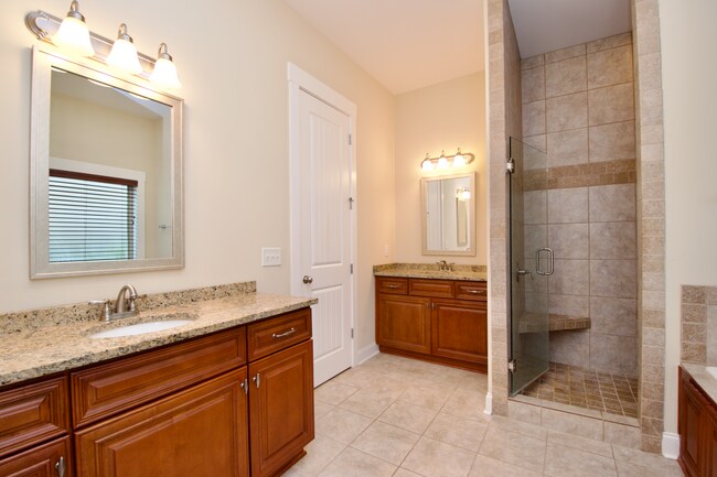 Building Photo - Executive Rental in Cypress Point S/D