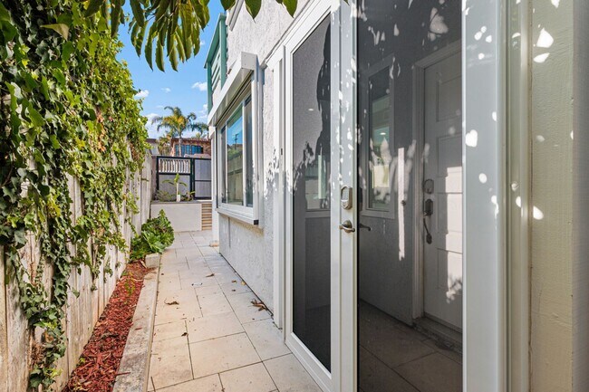 Building Photo - 843 3rd St