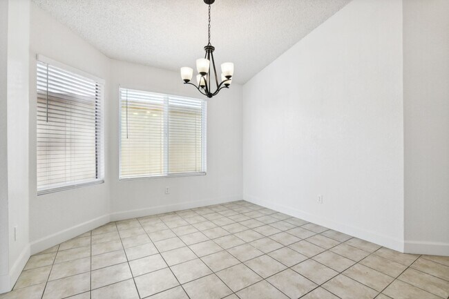 Building Photo - 3 Bedroom home with large backyard!