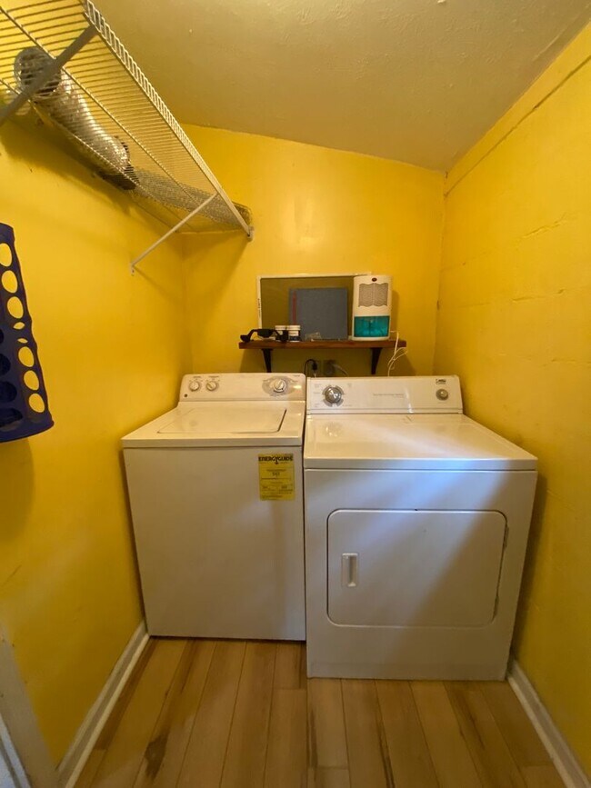Building Photo - 2 Bedroom House with Fenced Backyard near ...