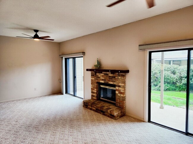 Building Photo - Beautiful Townhome 2 Bedroom 2.5 Bathroom Lease Special!!! 1 month free rent!!!!