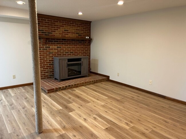 Building Photo - 3 Bedroom / 3 Bath Brick Home - Gray TN