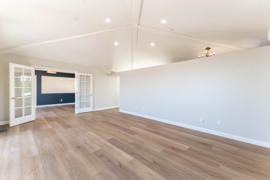 Building Photo - 1112 Mesa Dr
