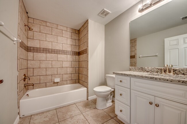 Building Photo - 3018-3020 SW 15th Pl