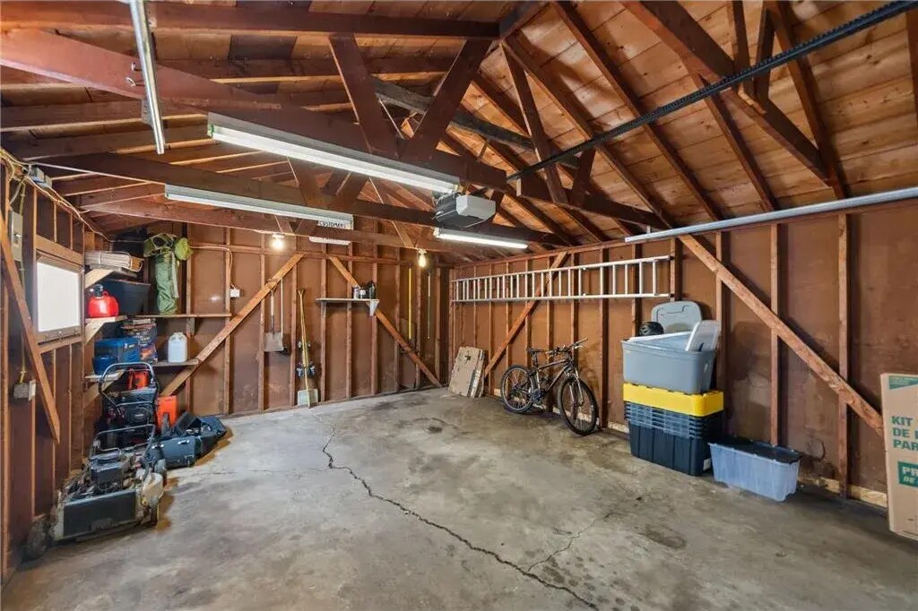 garage - 731 Fillmore St NE