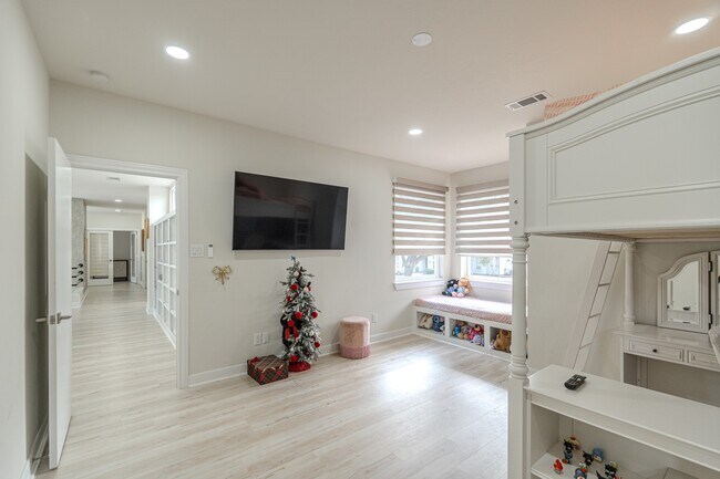 Building Photo - 6510 Sussex Ct