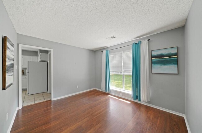 Building Photo - 3210 Pebble Lake Dr