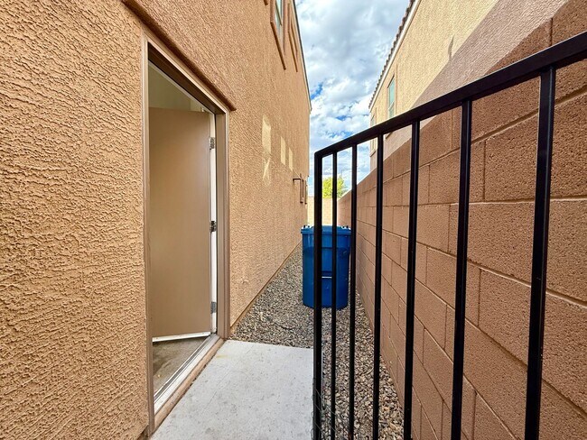 Building Photo - 4 BED, 2.5 BATH, 2 CAR-GARAGE, TWO-STORY, SINGLE FAMILY HOME FOR RENT w/ COMMUNITY POOL & SPA