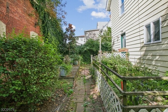 Building Photo - 16 Henry St