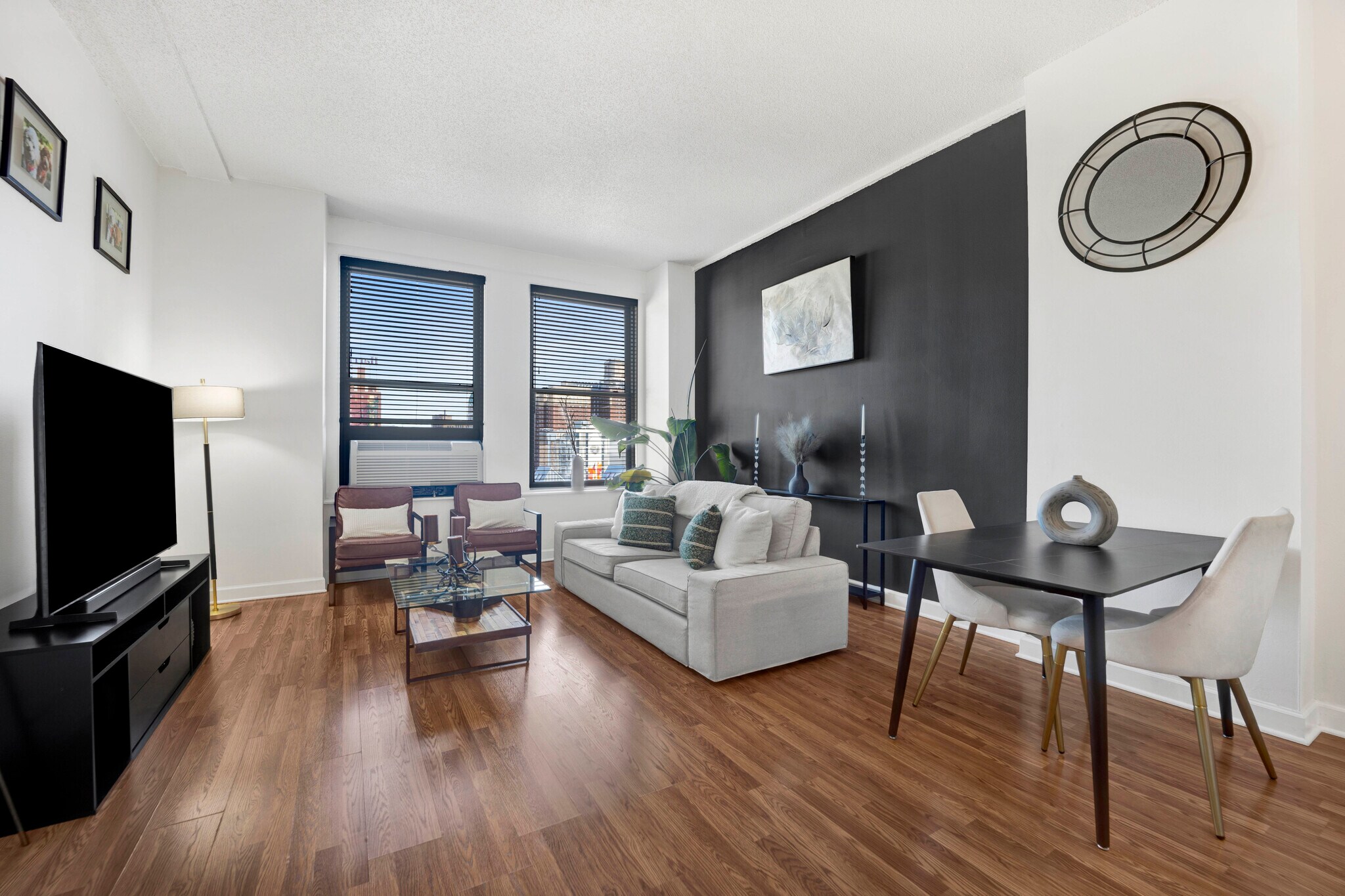 Building Photo - 600 S Dearborn St