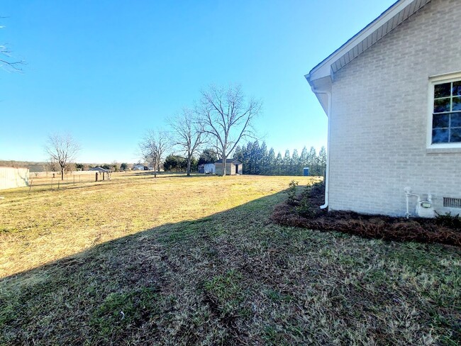 Building Photo - Farmhouse