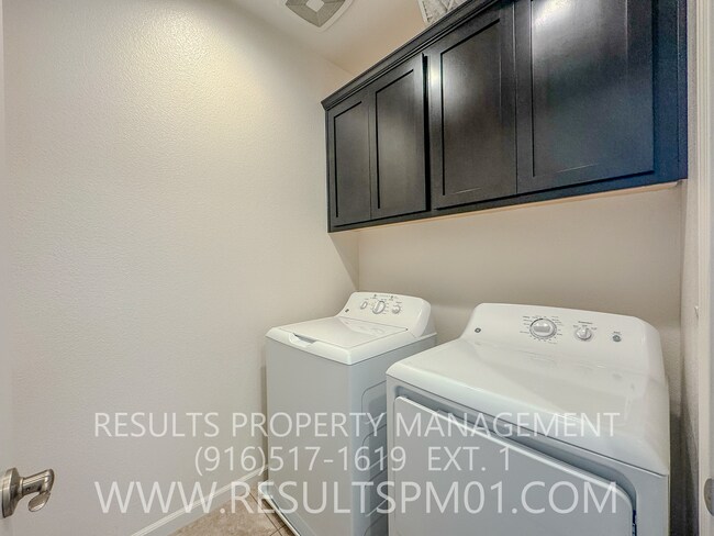Building Photo - Beautifully upgraded Four bedroom w Loft