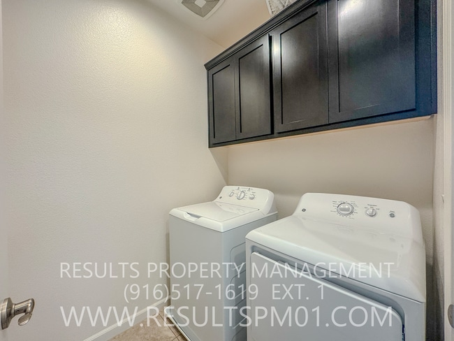 Building Photo - Gorgeous luxury Home! Great price! Spaciou...