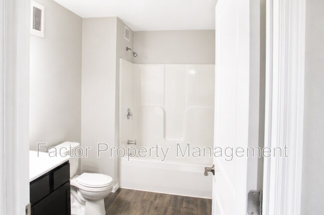 Building Photo - 561 S Elk St