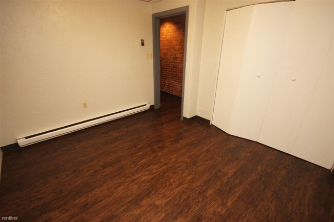 Building Photo - 2 br, 1 bath  - Walnut Commons Garden Level