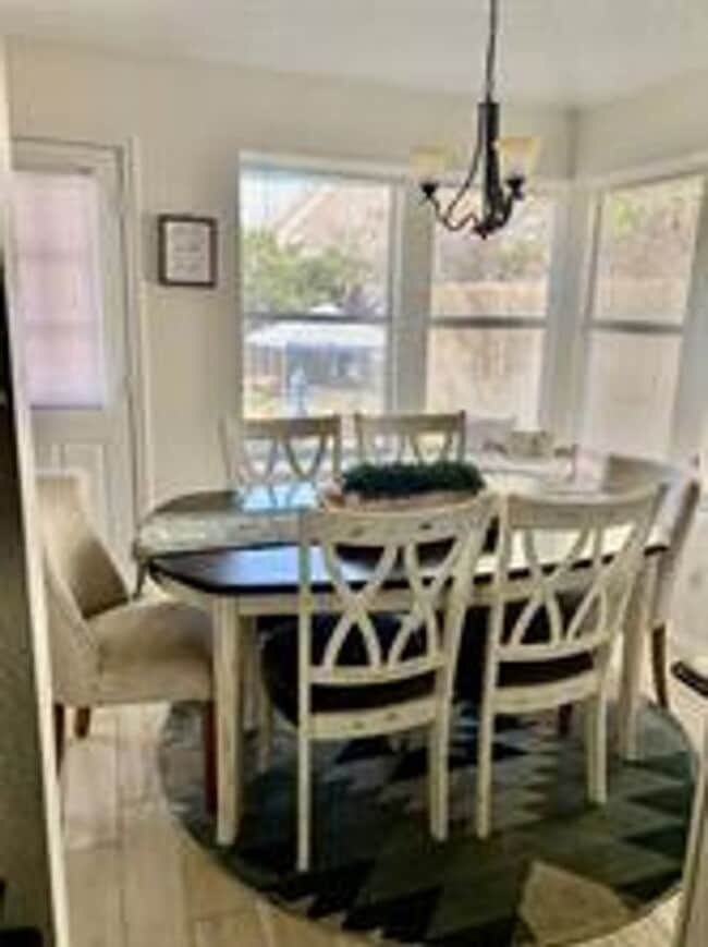 Building Photo - Beautifully Updated 3 Bedroom plus Study i...
