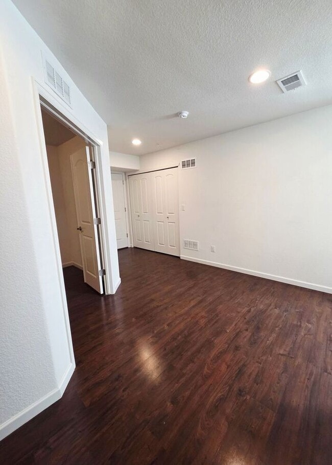 Building Photo - Cute Spacious Townhome in Prime Location | Move In Today- Save 50% OFF First Month's Rent!