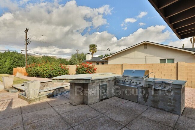 Building Photo - 5702 E Edgemont Ave