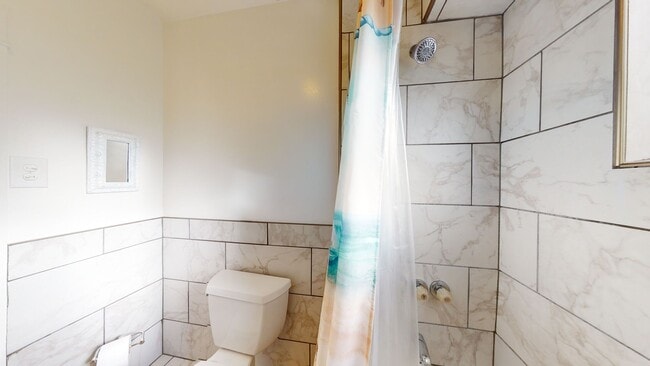 Building Photo - Charming Two Bedroom In the Heart of Downtown Kent !