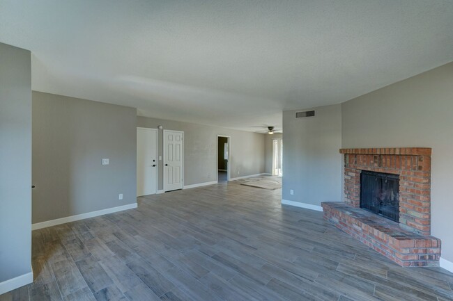 Building Photo - AVAILABLE NOW - REMODELED IN TEMPE!!!