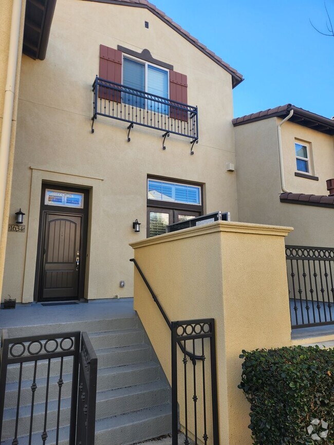 Building Photo - Stunning 3-Bedroom Townhome with Modern Up...