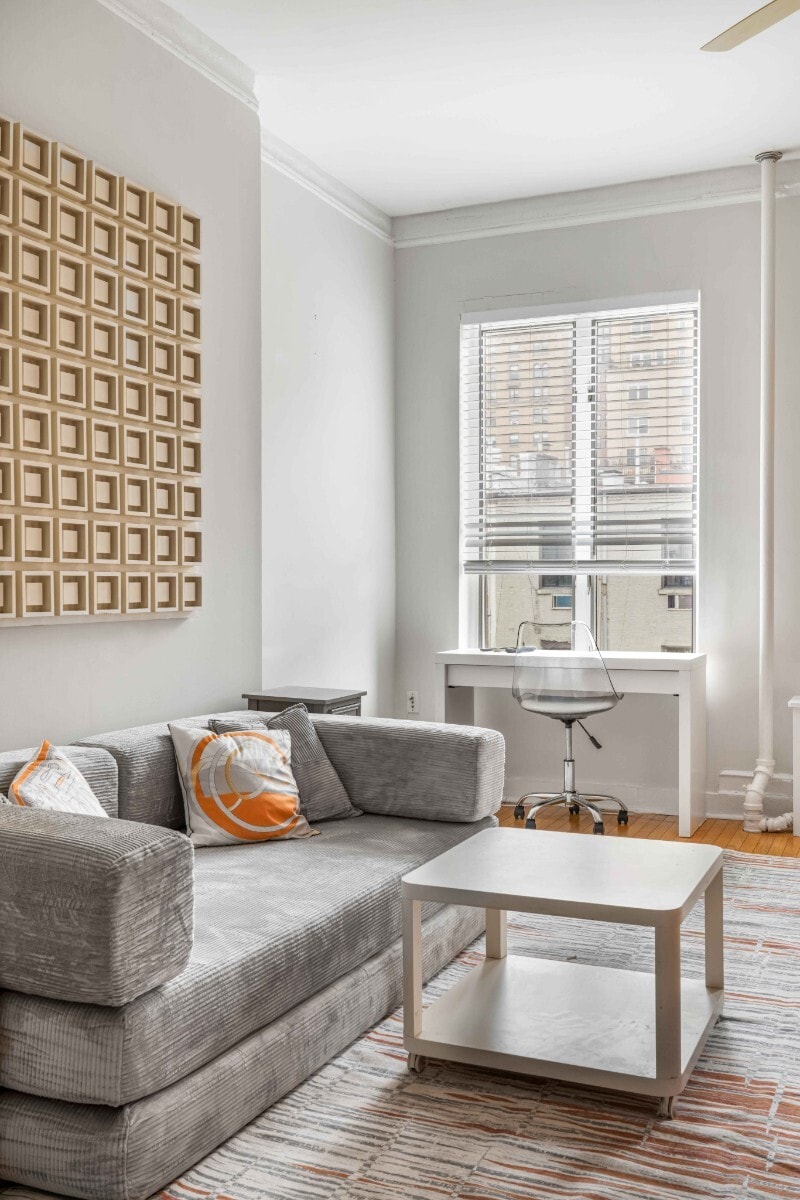 Building Photo - 130 W 81st St