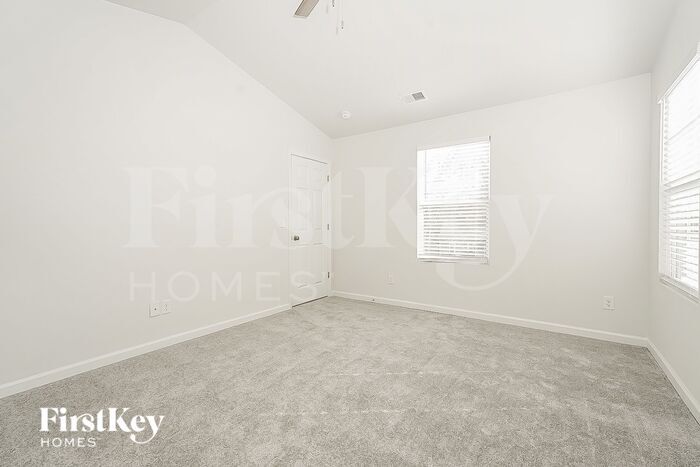 Building Photo - 813 Pine Cir Dr