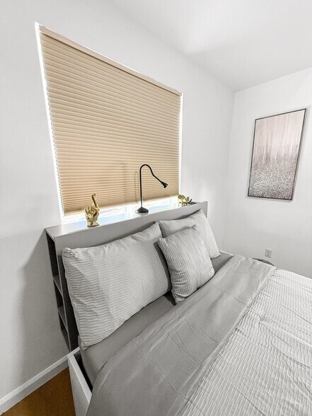 Building Photo - 1521 W 37th Pl