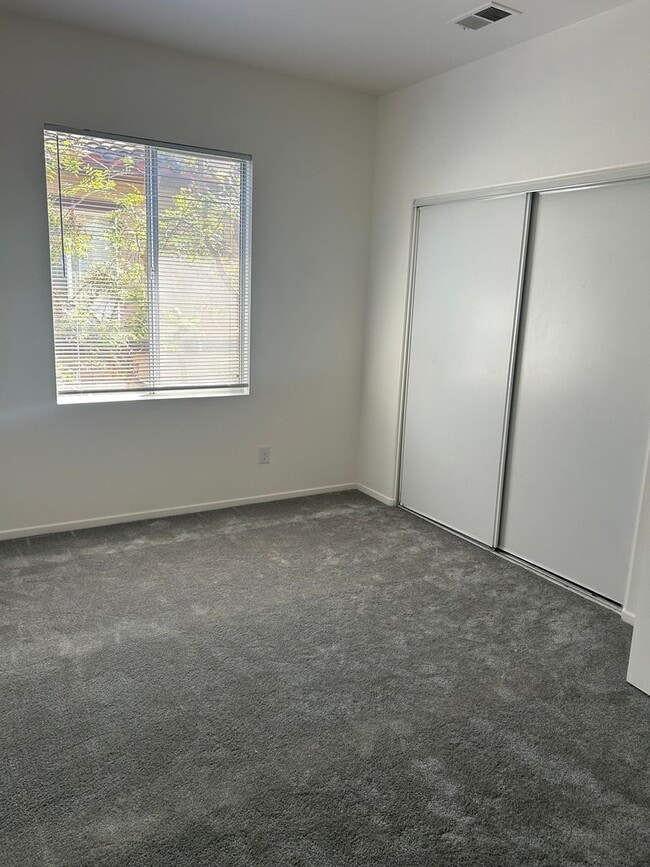 Building Photo - 4BR/2.5BA Townhouse with a view