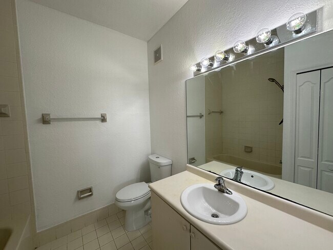 Building Photo - 2650 SE 16th Ter