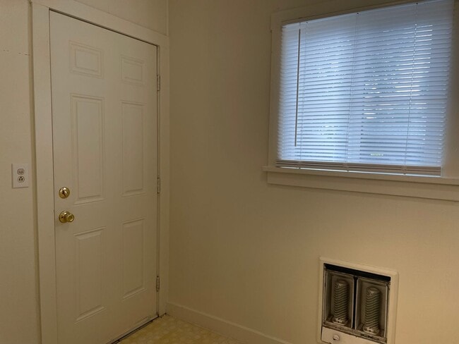 Building Photo - Cute Duplex Close to Shopping
