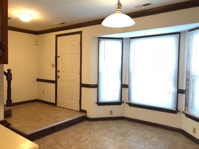 Building Photo - SPACIOUS TOWNHOME IN CENTRAL LOCATION