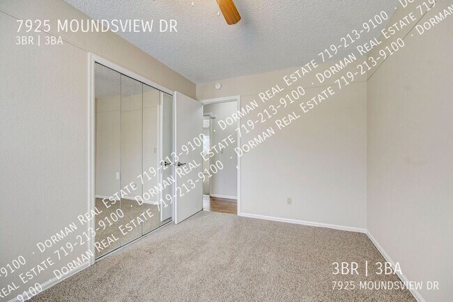 Building Photo - Huge Sunroom with Tons of Natural Light!