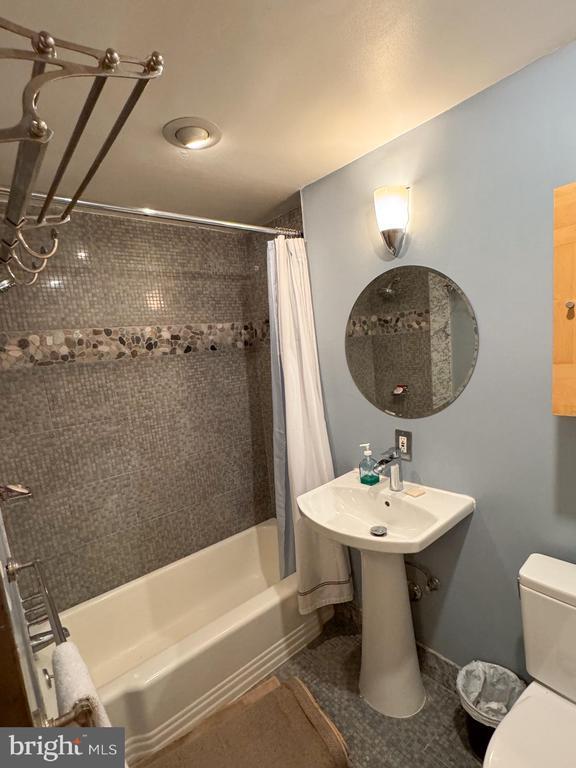 Building Photo - 4720 Chevy Chase Dr