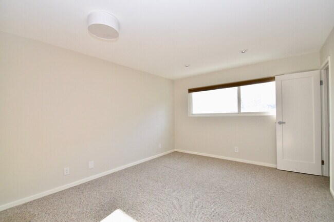 Building Photo - Pleasant Valley Condo with Recent Upgrades...