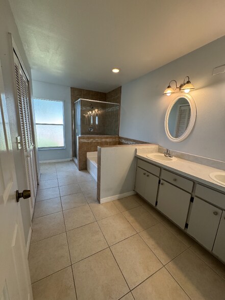 Building Photo - 1002 Stout Ct