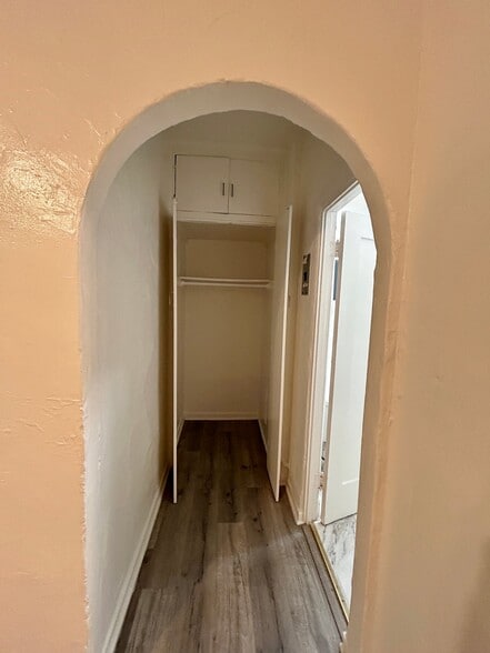 Building Photo - 808 N Poinsettia Pl
