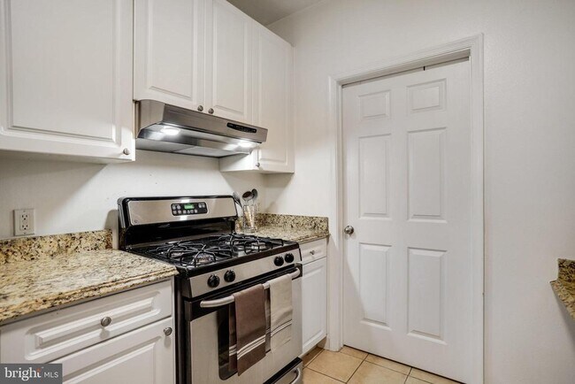 Building Photo - 501 Hungerford Dr